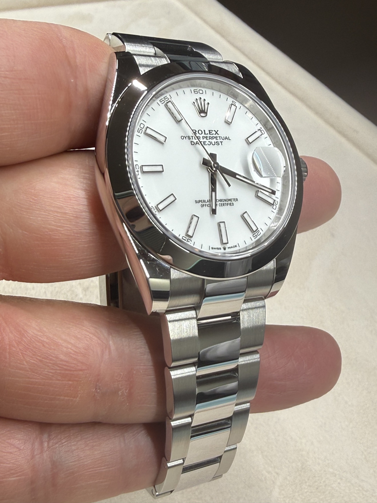 Rolex Datejust 41 in Oystersteel with a white dial, smooth bezel, and Oyster bracelet